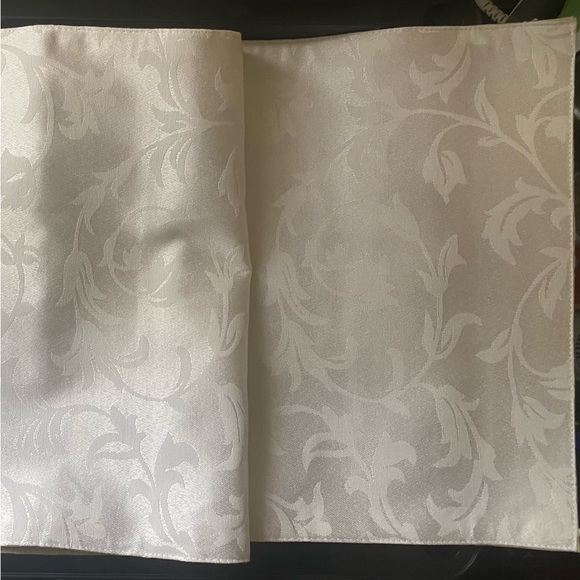 Christmas Elegant Winter White Poinsettia Dinner Table Runner 13x120 inches NEW - Picture 9 of 11